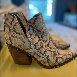 LIKE NEW Steve Madden Studded bootie